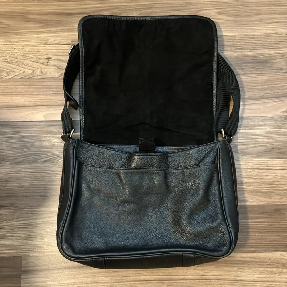 Cole Haan Pebbled Leather Large Messenger Black Organizer Adjustable Strap Bag